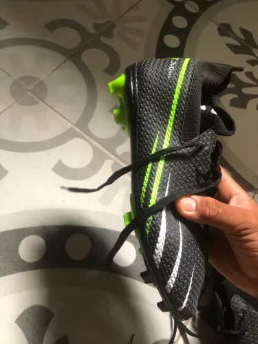 Vendo chuteira usada apenas 3 vezes basicamente nova em perfeito estado.