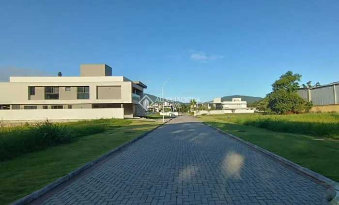 Terreno com 588m2, cercado de beleza e segurança.
