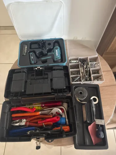 Vendo Kit com Parafusadeira e Furadeira Wesco 12v + caixa de Ferramentas Stanley