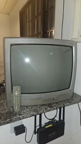 TV de tubo 20" com controle remoto