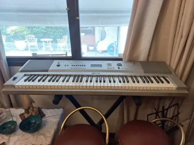 Teclado / Piano Digital Yamaha DGX-230 - Excelente Estado