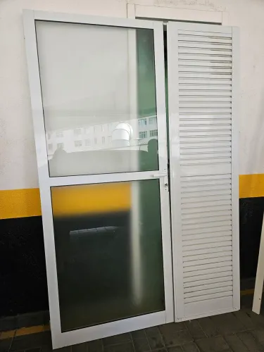 Porta divisória para cozinha e lavanderia com vidro