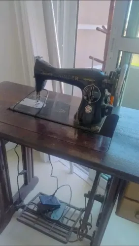 Máquina de costura Singer antiga