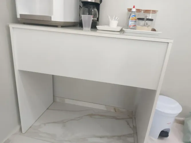Mesa de apoio para gelagua e cafeteira.