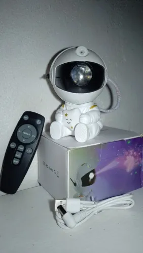 Projetor universo astronauta estrelas e nebulosas para quarto