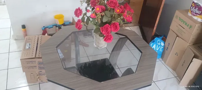 Mesa usada sem cadeiras