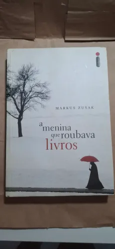 Livro A menina que Roubava Livros - BOM ESTADO