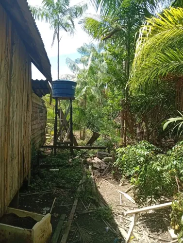 Vende-se um Terreno com duas casa