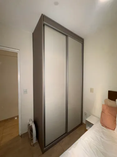 Guarda-Roupas solteiro | Planejado - alta qualidade, portas com acabamento em vidro