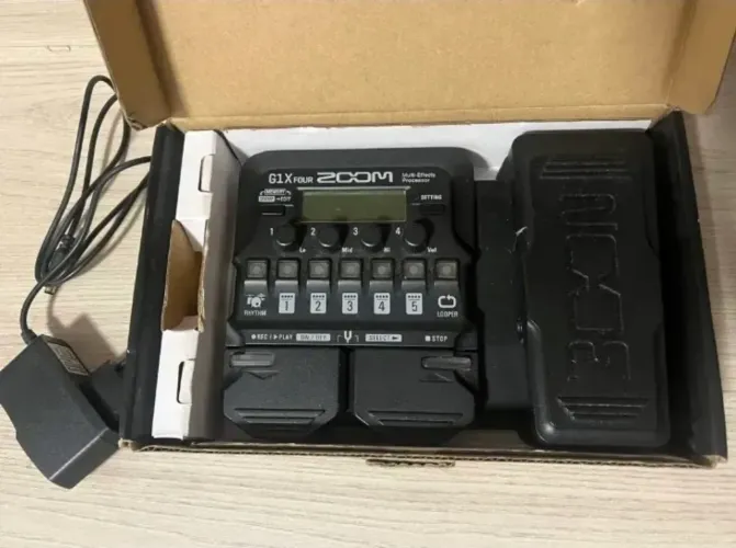 Pedal Zoom G1x Four Multi-efeitos(usado) +carreg. Com Pilhas! Preto