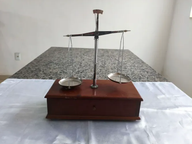 Antiga balança de precisão.