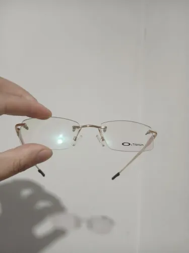 Óculos Oakley Titanium Dourado com Proteção Anti Reflexo