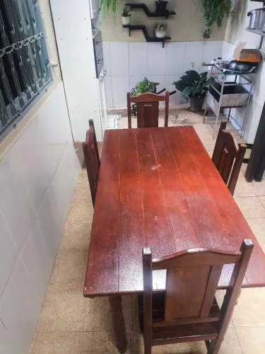Mesa de madeira com 4 cadeira