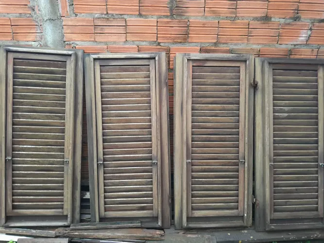 Vendo 4 folhas de janelas de madeira pau darco  emmpeefeito estado de conservação 