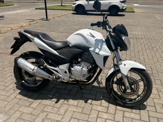 Honda CB 300 2014 Conservada