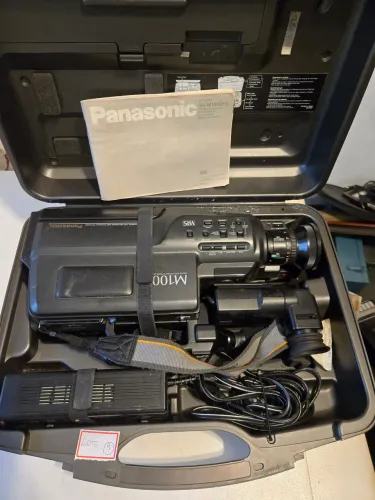 Filmadora de vídeo VHS vintage da marca Panasonic, modelo NV-M1000 (série M1000).