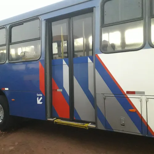 Serviços de solda , e manutenção para ônibus.