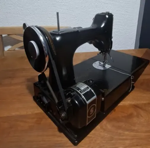 MÁQUINA DE COSTURA SINGER 221 FEATHERWEIGHT - ANO 1956 - FABRICAÇÃO CANADENSE