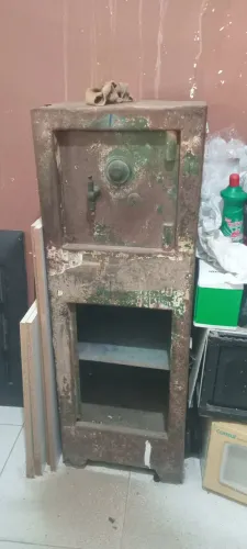 Cofre de grande porte com nicho