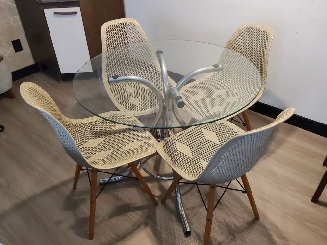 Mesa de vidro redonda + 4 cadeiras