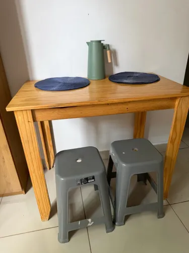 Mesa de madeira de paletes envernizada 