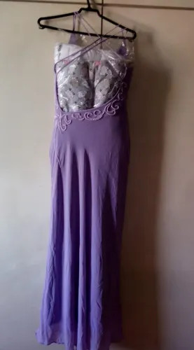 Vestido de festa com decote nas costas e echarpe (lilás) - Tamanho 40