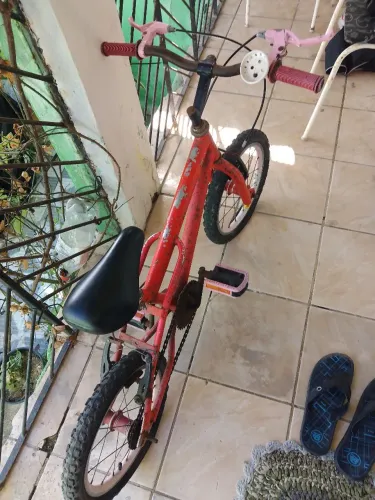 Vendo uma linda bicicleta cor Rosa com jante aérea.