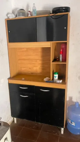 Armário de cozinha em bom estado
