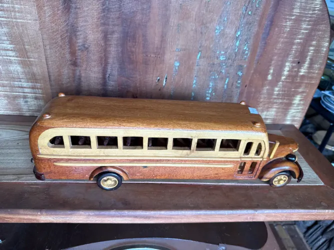 Ônibus em madeira
