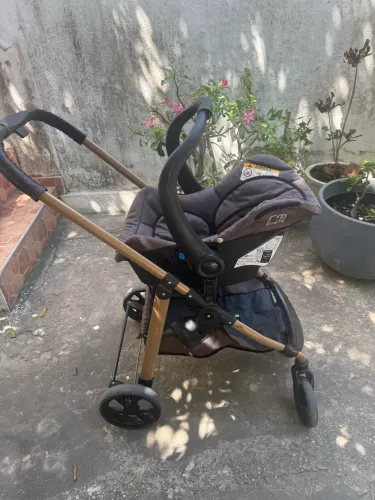 Carrinho de bebê + bebê conforto