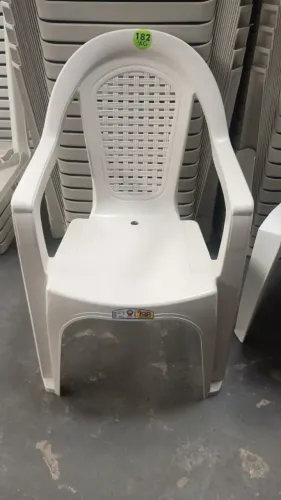 Poltrona de Plástico com Encosto Alto