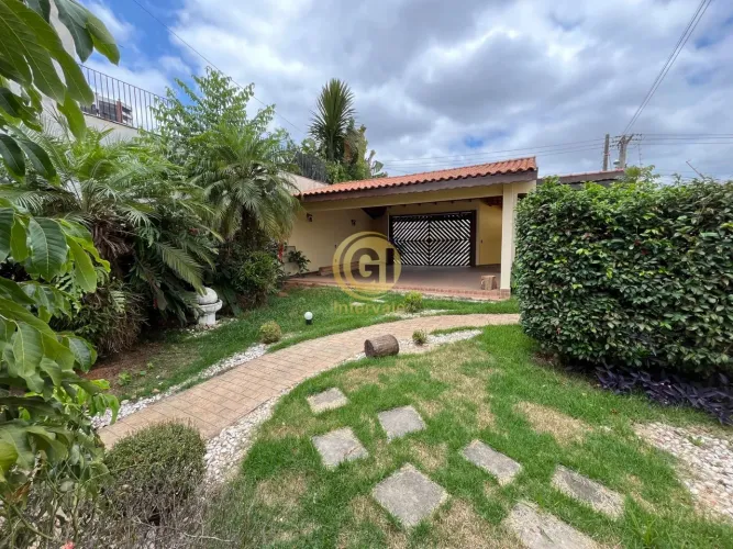 Casa à venda no Centro de Jacareí-SP: 3 quartos, 1 suíte, 1 sala, 2 banheiros, 3 vagas - O