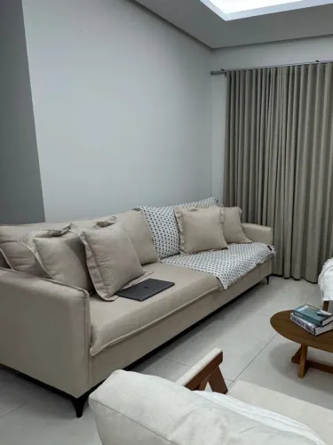 SOFÁ FIXO TECIDO LINHO BEGE MEDIDA 2.40 COM 4 ALMOFADAS <br>2.000,00