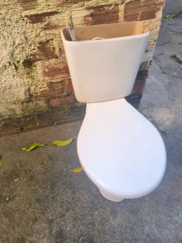 vaso sanitário Deca com caixa acoplada e assento