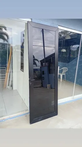 PORTA ALUMÍNIO VIDRO 4mm FECHADURA E CHAVE SEMI 2,30x82 SEMI NOVA $ 450 REAIS RETIRAR