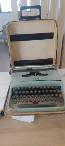 Máquina de escrever OLIVETTI LETTERA 22 - ORIGINAL COM ESTOJO