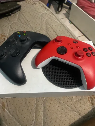 Xbox séries S vem com 2 controle todos os cabo e caixa,nunca foi aberto ele tá meio sujo