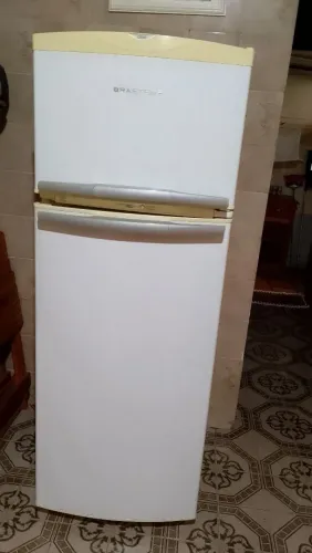 Vendo uma geladeira usada ,está bem conservada mas parou de gela