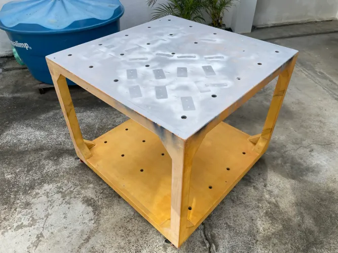 Mesa multiuso reforçada com rodas?