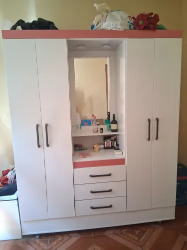 Vende-se guarda roupa semi novo