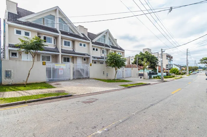 Sobrado com 3 dormitórios à venda, 194 m² por R$ 760.000,00 - Uberaba - Curitiba/PR