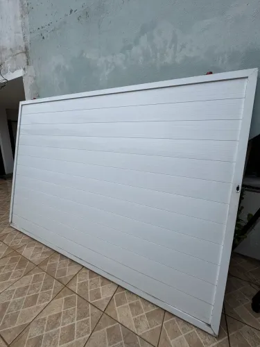 Vendo portão de alumínio 2,81 largura por 1,91 de altura