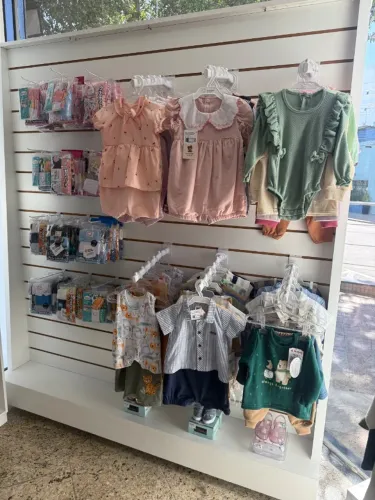 Painel móvel com canaletado de um lado e vitrine com tablado de outro
