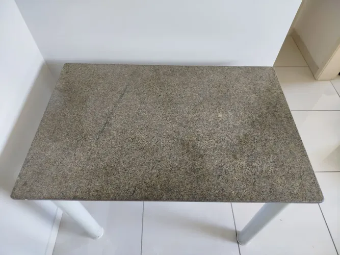 Mesa com tampo de granito grande. 