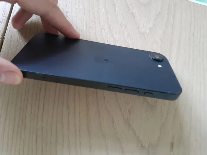 iPhone 16e sem detalhes de uso - bateria 100%
