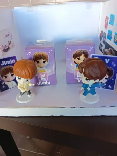 2 Bonecos Jimin e V bts McDonald's na caixa