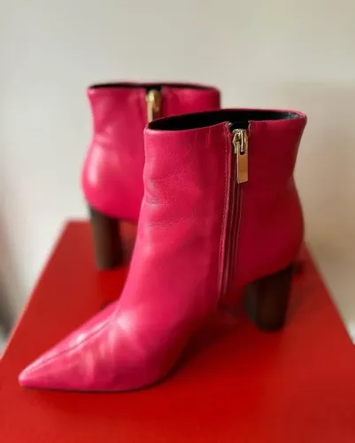 Bota salto, marca carrano tamanho 35. em couro cor rosa pink