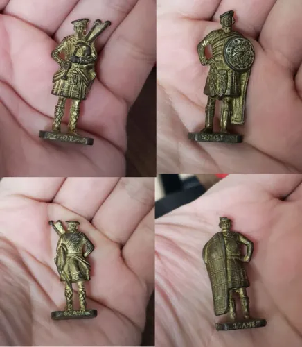 2 escocês brinde do kinder ovo coleção figuras históricas scot 1 e 3 / miniatura metálica