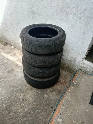 4 pneus aro 15 2 Pirelli e 2 champiro