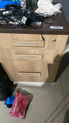 Escrivaninha com gaveta 